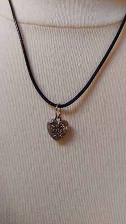 Collier petit cœur gravé sur cordon. Liquidation boutique