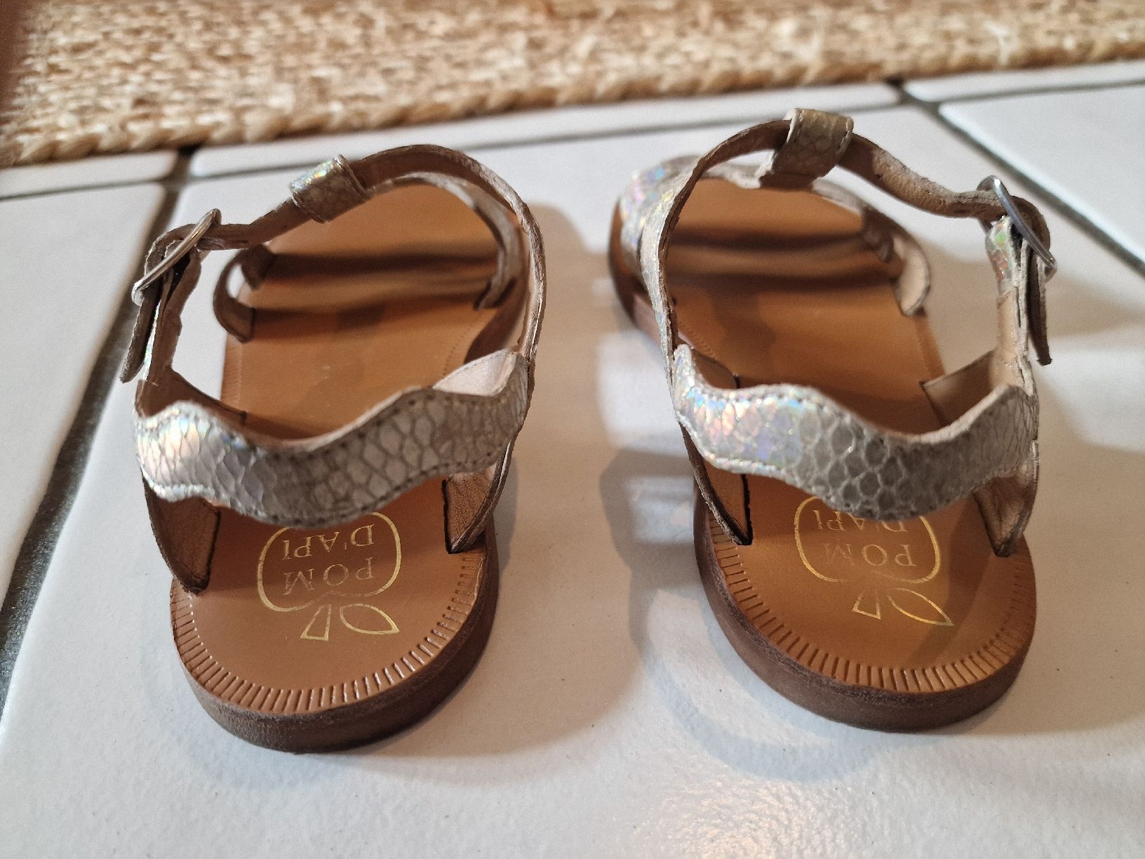 Pom d'Api Schuhe für Mädchen: Sandales "Pom d'Api", cuir doré brillant, taille 31 – Gebraucht aus Gingins von ven_mz7b 2