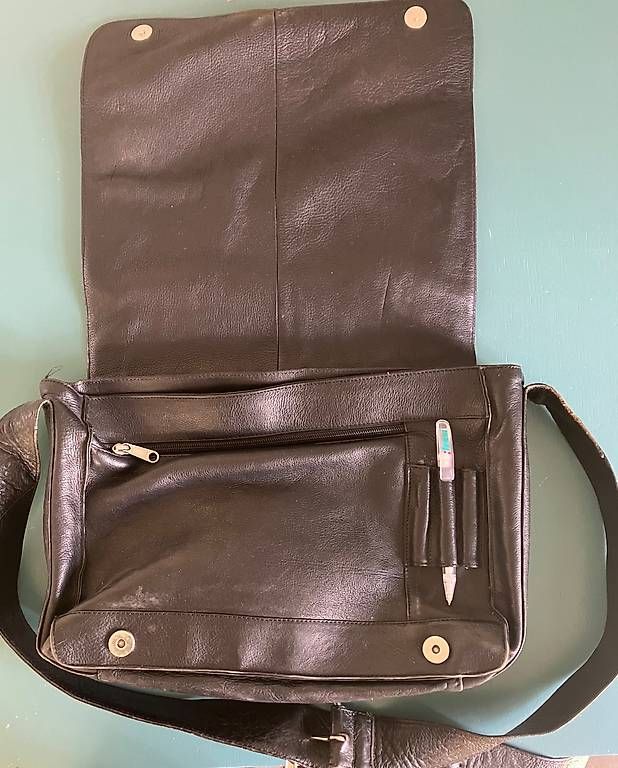 Borse: Ledertasche schwarz, Marke Helvetas – Usato da Biel-Bienne venduto da Franz.Anderegg
