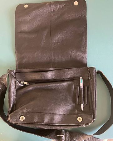 Ledertasche schwarz, Marke Helvetas