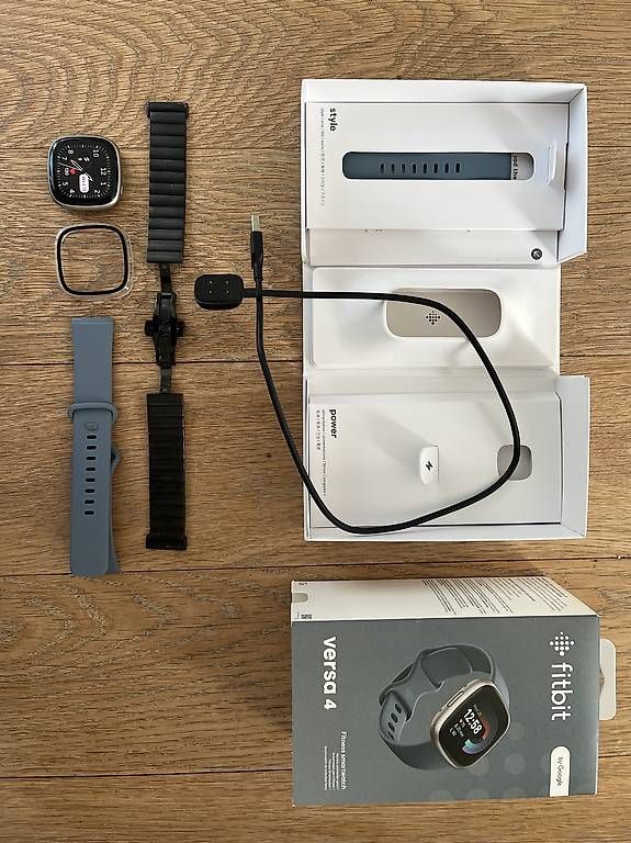 Fitbit Smartwatch: Fitbit Versa 4 mit Zubehör – D'occasion à Wattwil par Gpunto