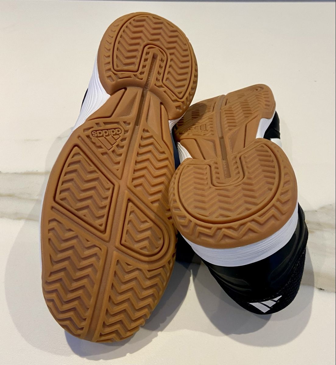 Adidas Schuhe für Jungen: Adidas Hallenschuhe, Grösse 34 – Neu (gemäss Beschreibung) aus Glattfelden von 4sita 4