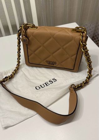 Elegante Guess Handtasche in Braun mit Goldkette