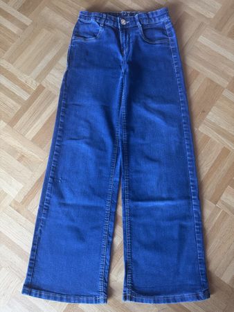 Jeans C&A blau weit geschnitten Gr. 140, in guter Zustand