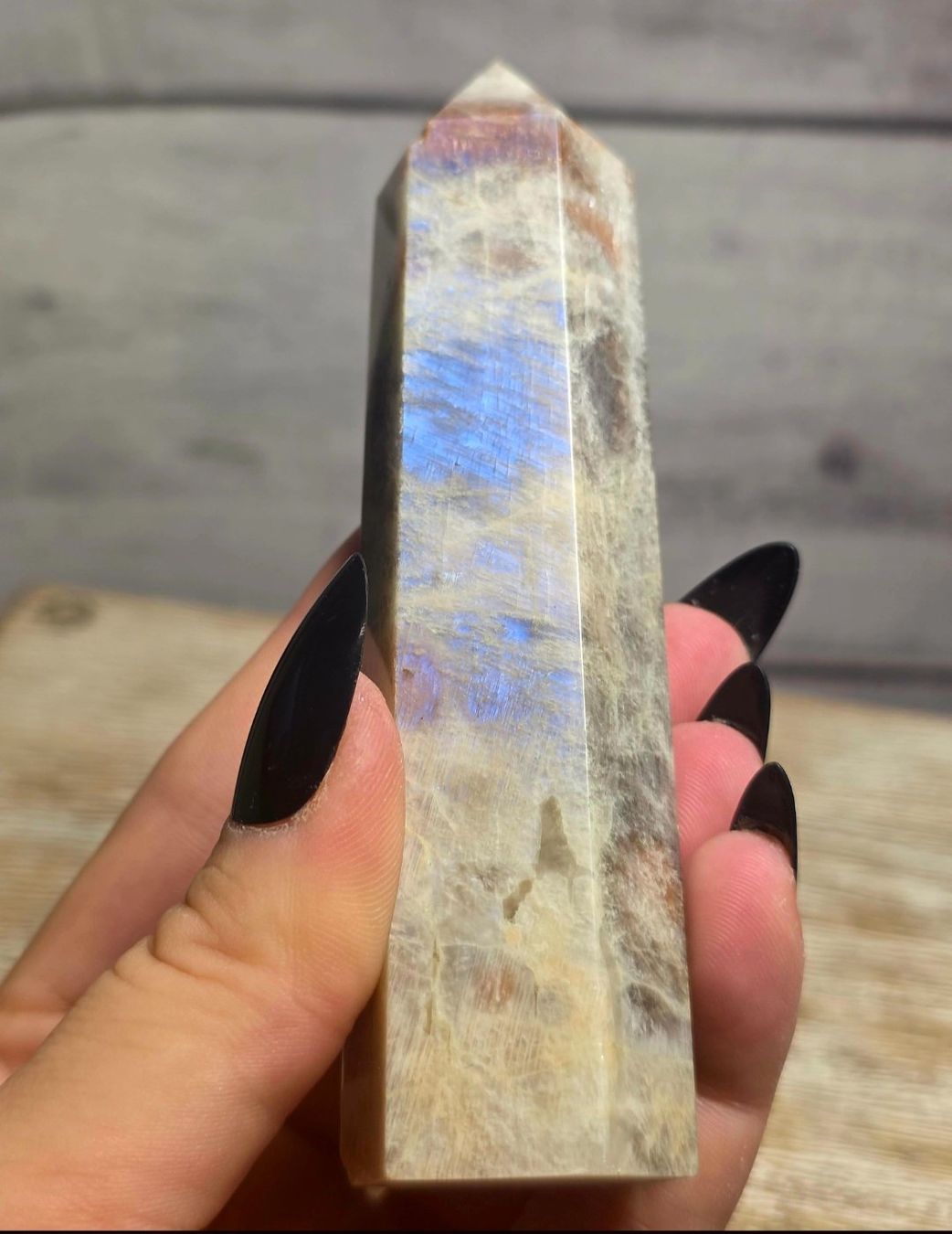 Minerali & Pietre curative: Mondstein Obelisk mit blauem Flash B 155g – Nuovo e nell'imballaggio originale da Matzingen venduto da Shay_Crystalz 1