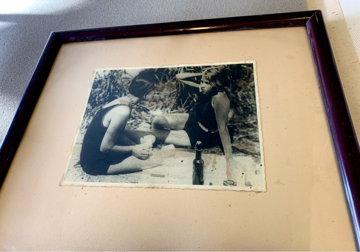 Foto & Immagini: Zwei deutsche Mädchen beim Picknick -  Bauhaus? – Usato da Steinmaur venduto da Flashy01 1