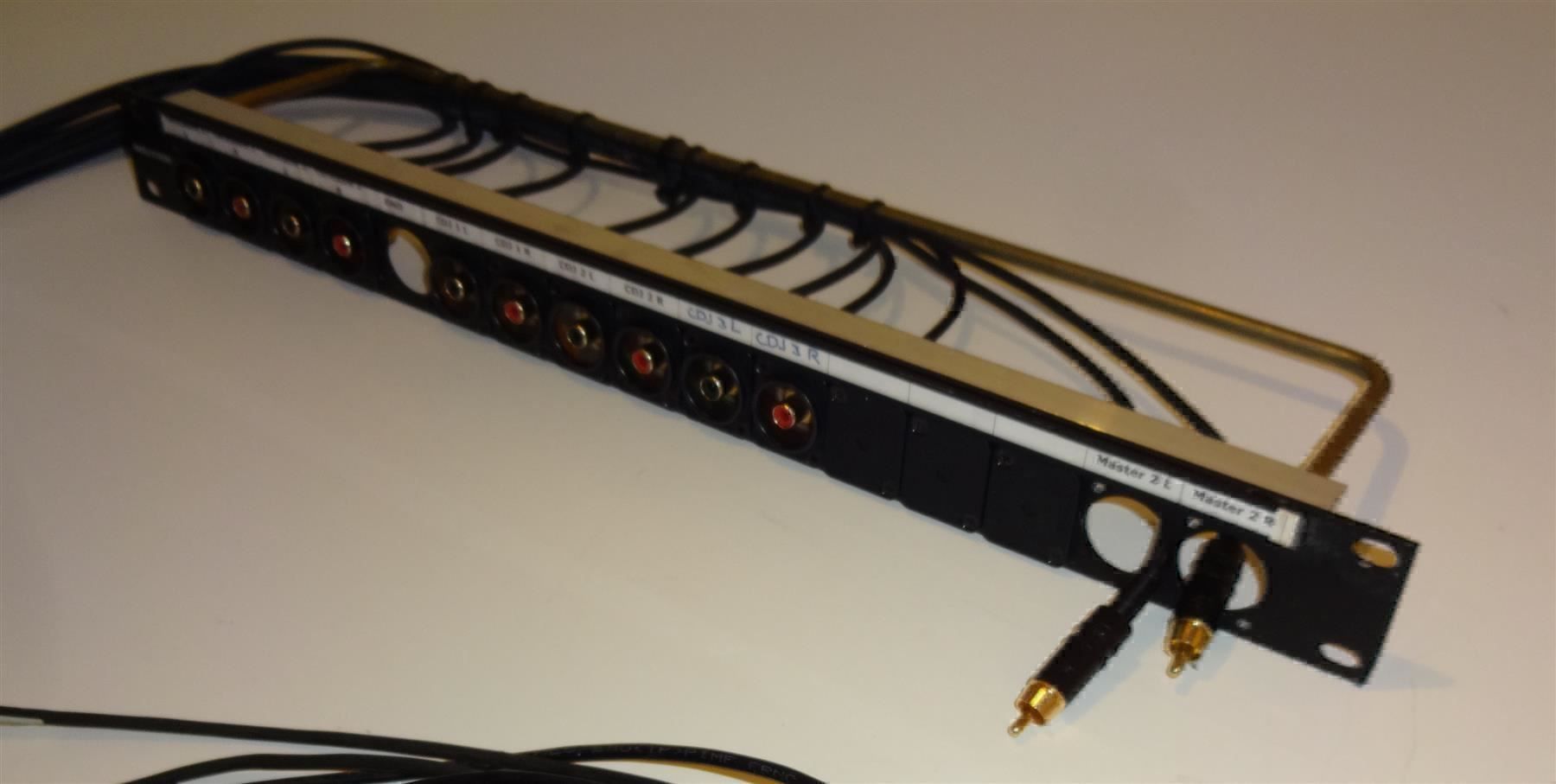 Elektronikbauteile: 19" Rackblende 1 HE Cinch - Cinchbuchsen – Gebraucht aus St. Gallen von WWL 1