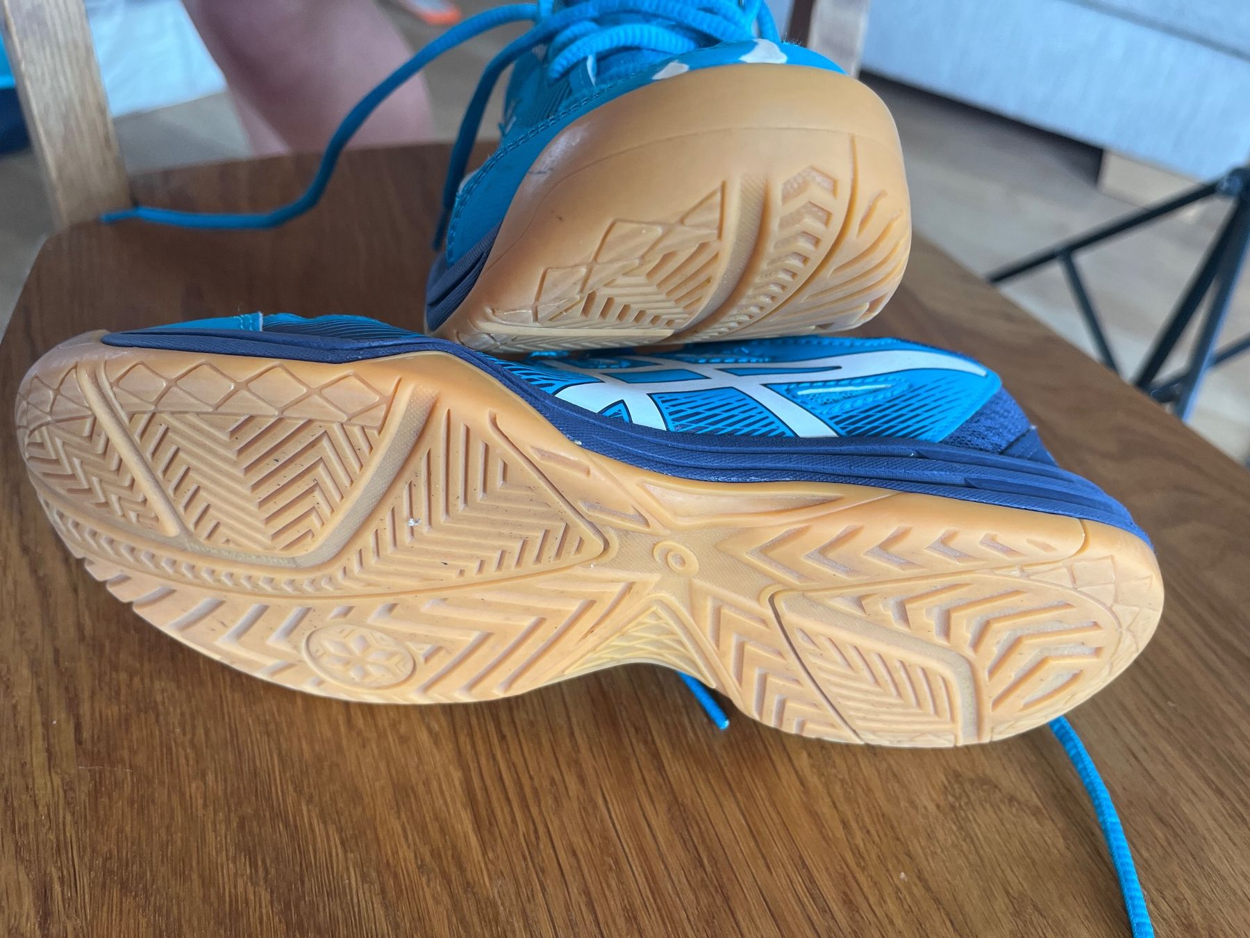 Asics Chaussures garçon: Hallenturnschuhe Asics – D'occasion à Liestal par DanielleFasel 1