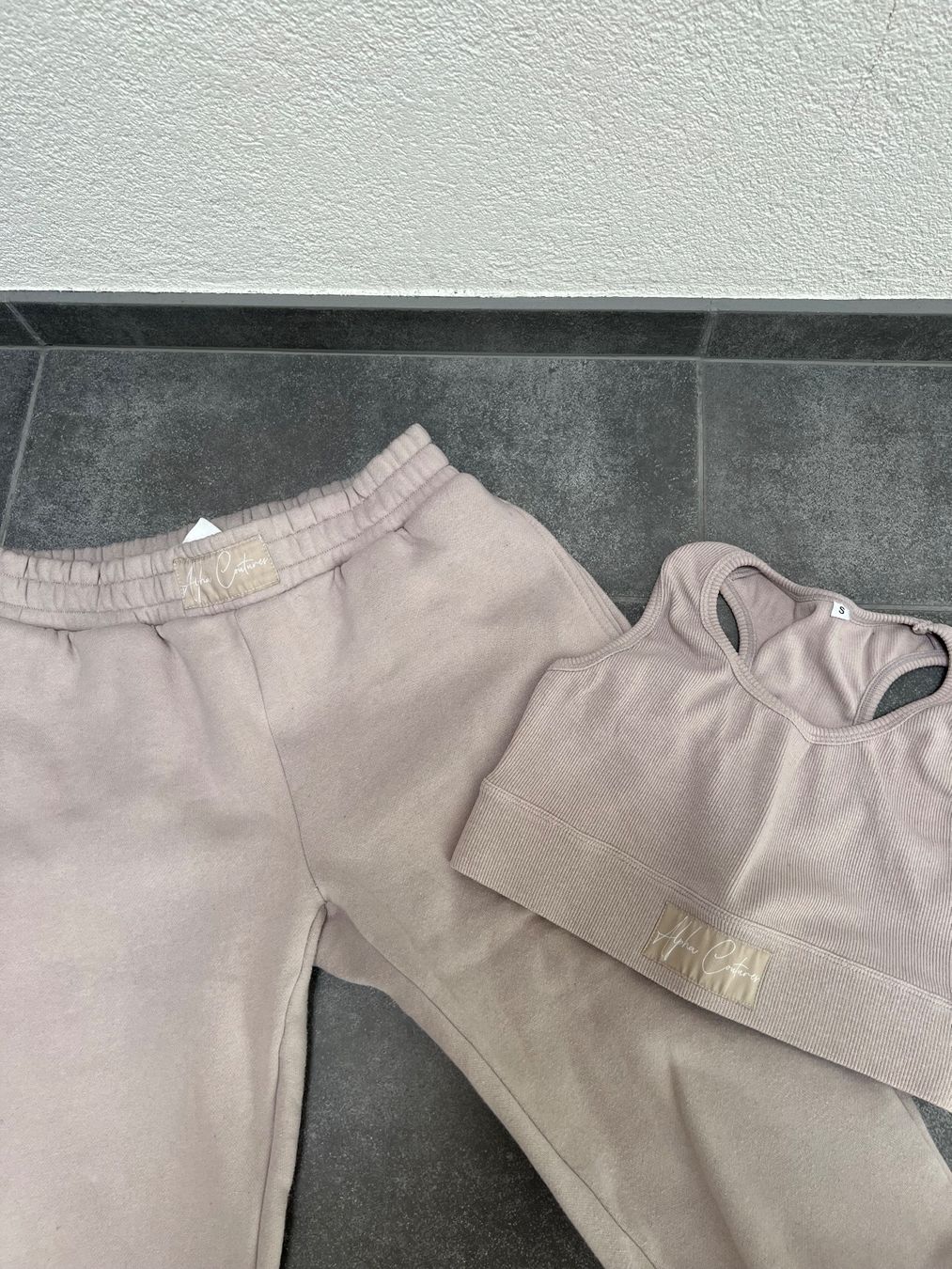 Lotti di vestiti: NEU: Alphacoutures Trainer Set in Beige Grösse S – Nuovo (secondo la descrizione) da Wettswil venduto da alstel24