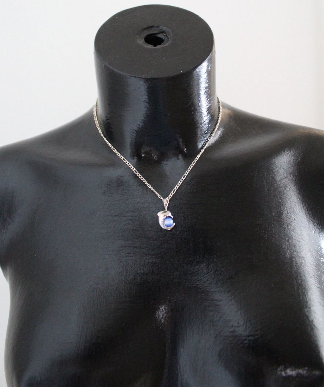 Catenine: Neu, Kette mit Delfin und Glasstein – Usato da Locarno venduto da madame-tus-sauds 4