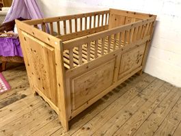 Massivholz Kinderbett mit Verzierungen
