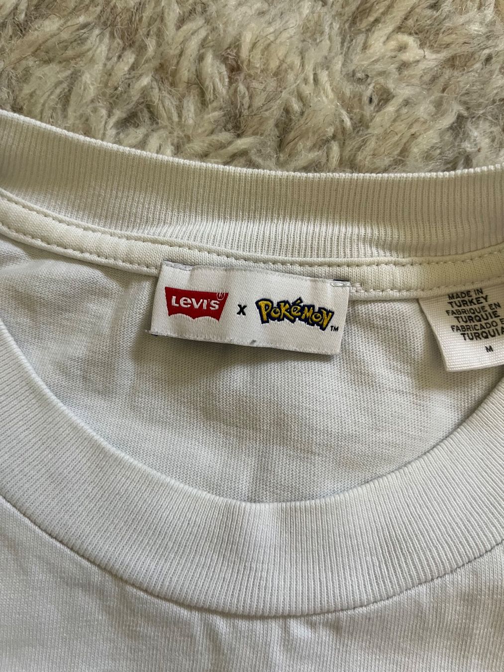 Levi's T-shirt: T-Shirt Levis x Pokemon Gr. M oversized – Usato da Utzenstorf venduto da Ismaele 1