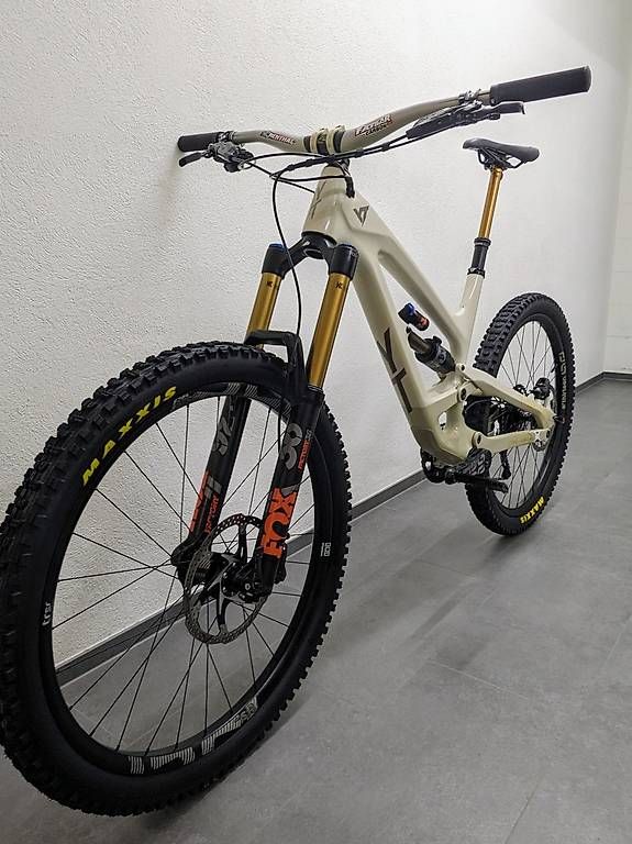 Vélos: YT CAPRA 27 CF Pro Race - Large - Eggshell – D'occasion à Stans par Blackspeedy