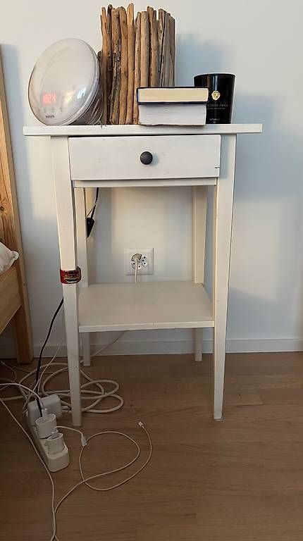 Ikea Comodini: Hemnes Ablagetisch weiss – Usato da Zürich venduto da andybelford