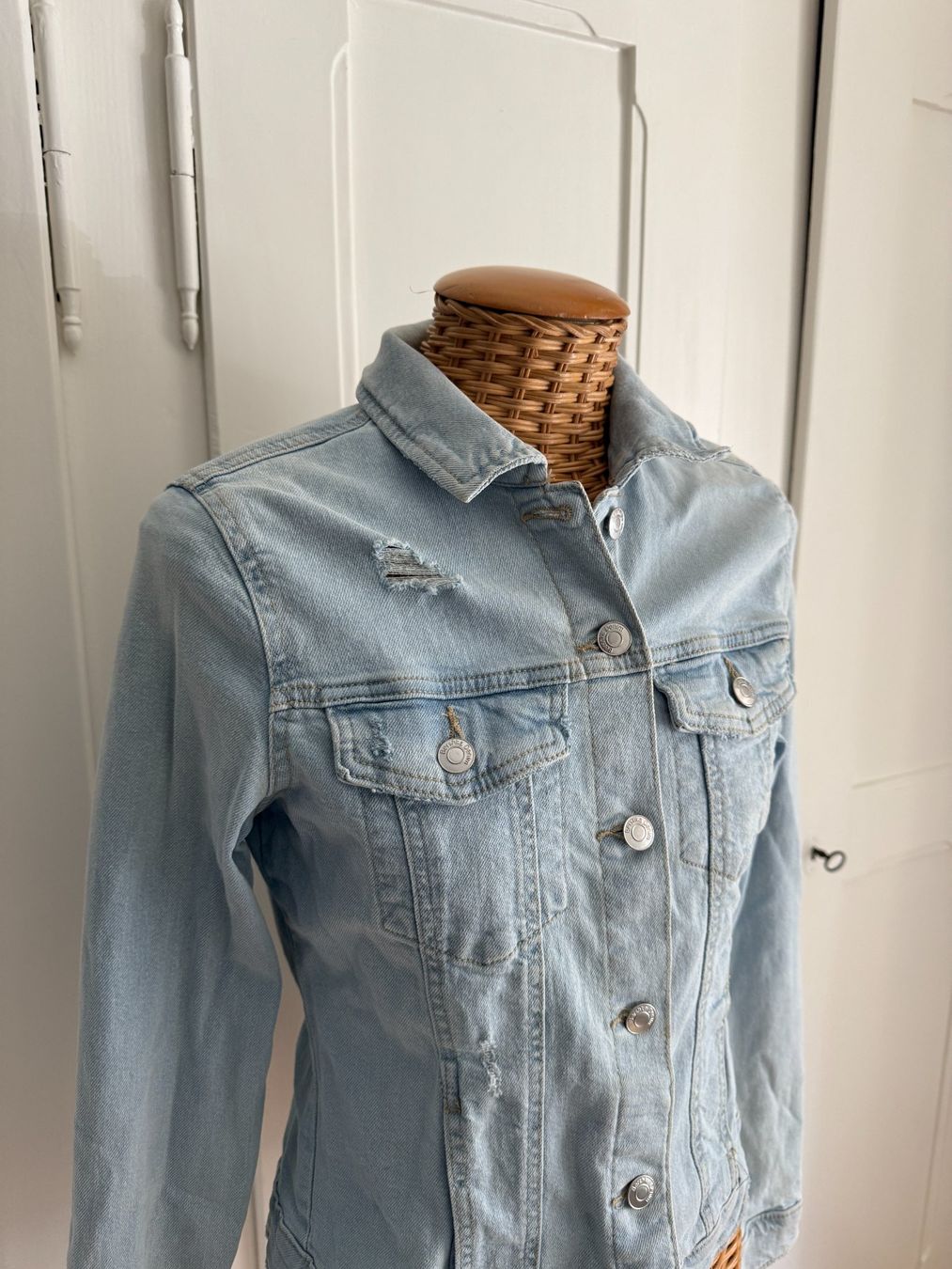 Bershka Jacken: BERSHKA - Jeansjacke hellblau S – Gebraucht aus Zürich von Diazaio 1