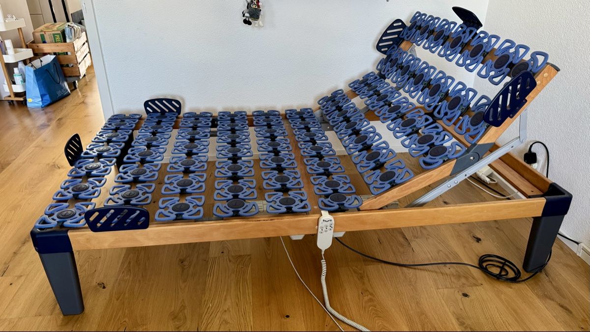 Betten: Bett elektrisch mit Tellerlattenrost – Gebraucht aus Moosseedorf von prewue 1