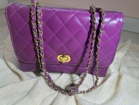 Sac à main cuir violet avec chaîne dorée