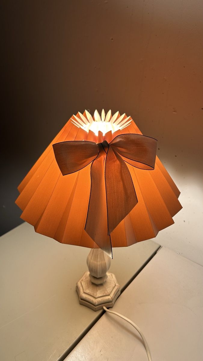 Lampen: Hübsche Nachttischlampe Création V. PIERRE Belgien – Gebraucht aus Rottenschwil von Yoshiworks