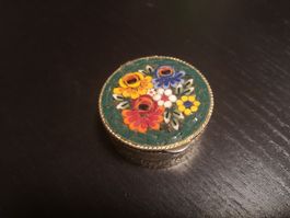 die kleine Dose eignet sich für Pillen oder Schmuck  