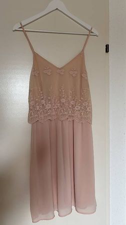 Rosa Kleid mit floraler Spitze und Tüll
