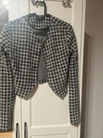 Kurze ZARA Bouclé Jacke im Hahnentrittmuster, Grösse 36