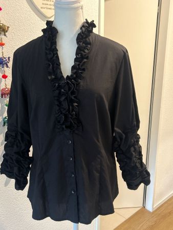 Damen Bluse schwarz mit Rüschen von jennihemden.ch Gr. 42