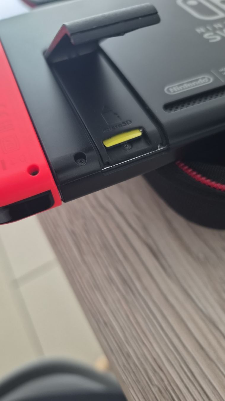 Nintendo Console: Nintendo Switch V2 Neon + MicroSD 256Gb e Accessori – Usato da Bellinzona venduto da Cuscio 2