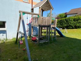 Kinderspielturm mit Rutsche, Schaukel & Leiter