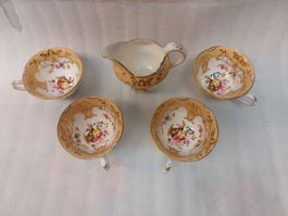 Milk jug + 4 cups in fine porcelain with floral decorations