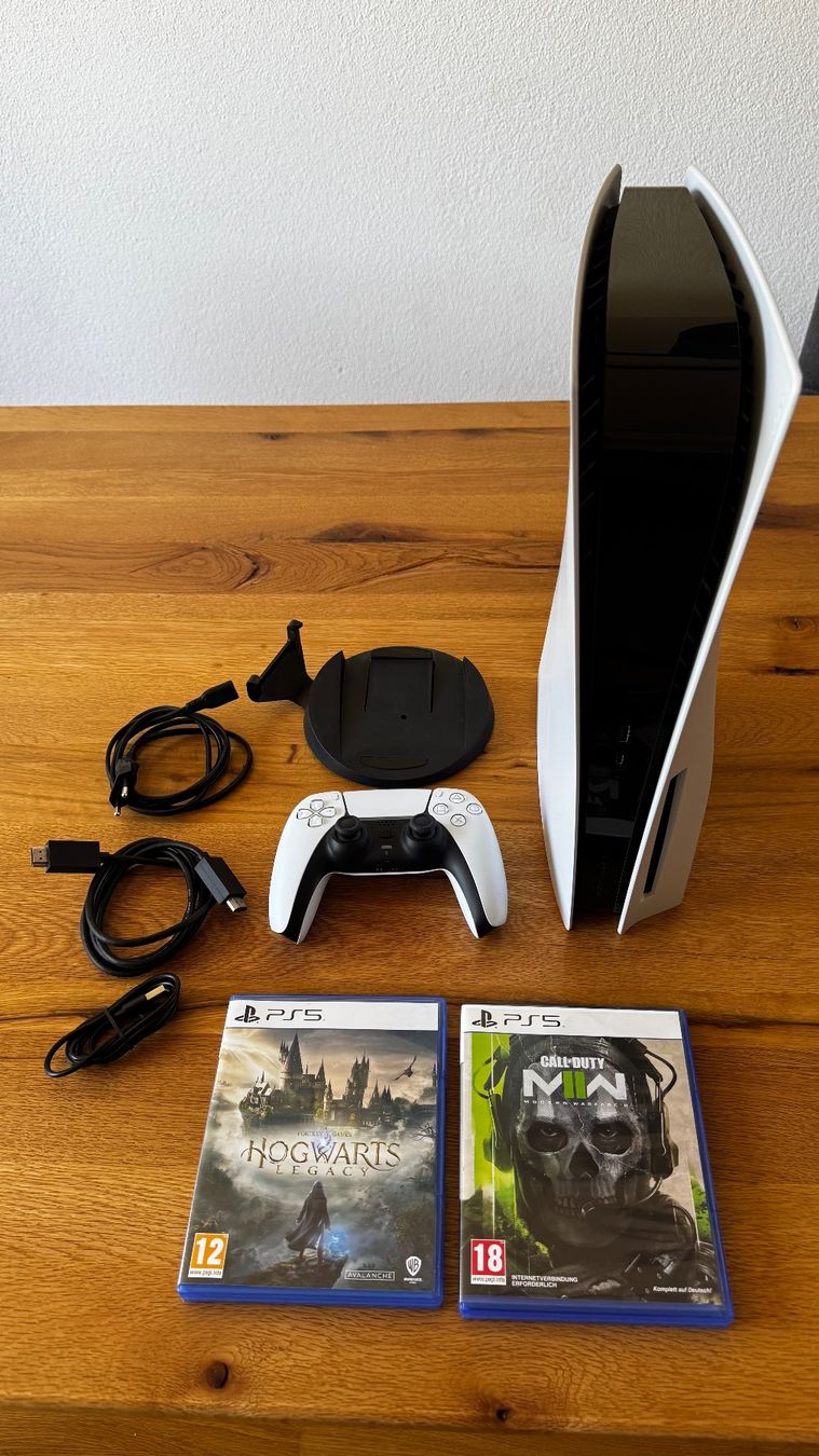 Sony Console: SONY PlayStation 5 mit Controller, 2 Games und Zubehör – Usato da Turgi venduto da Masuti 1