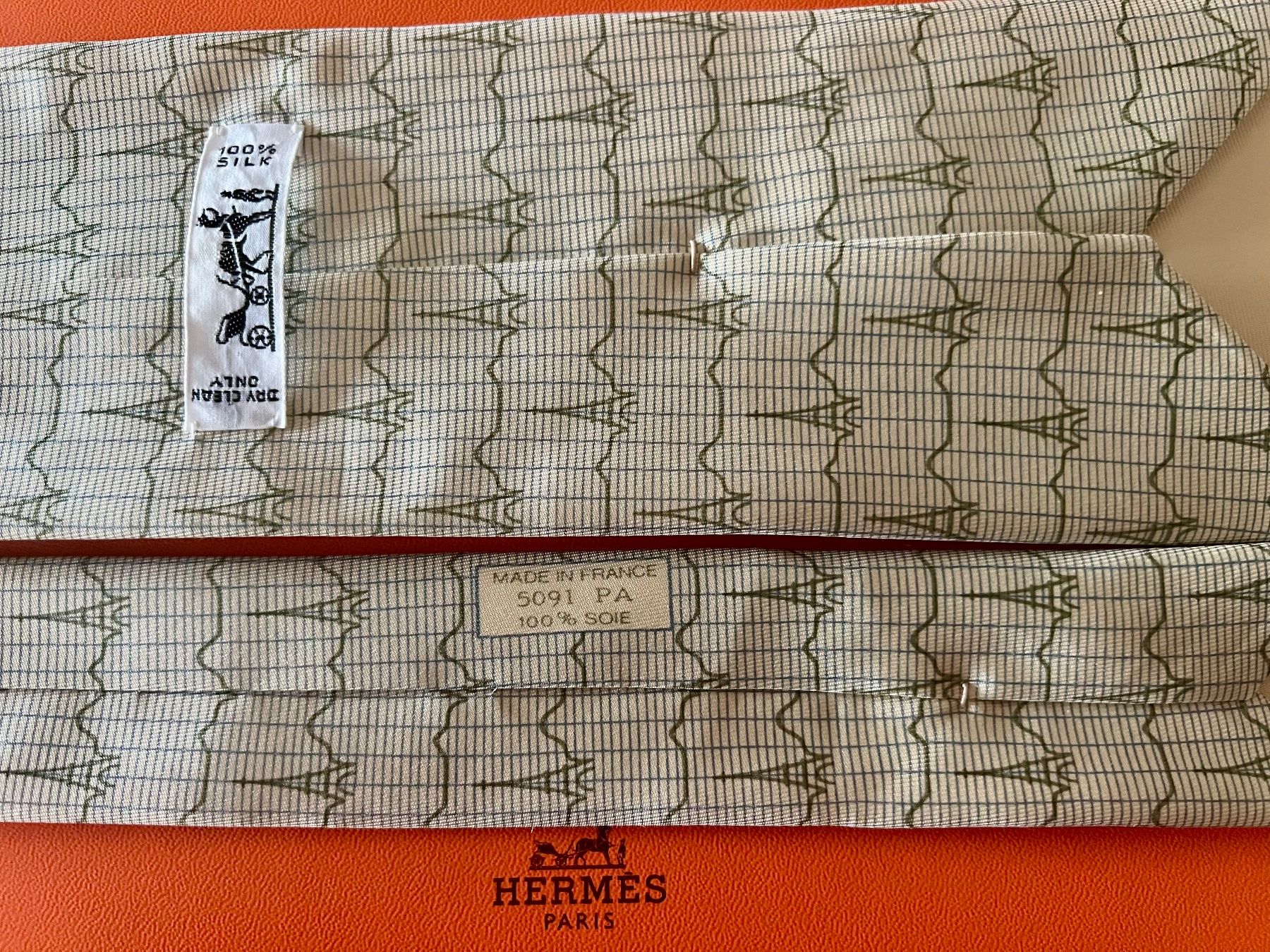 Hermès Cravates: Cravate HERMES-Paris „Eiffel Tower" - avec box original – Neuf (Voir description) à Le Mont-sur-Lausanne par luxurylover 3