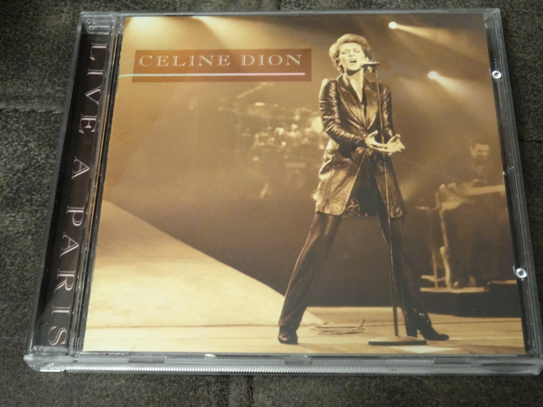 CDs: Celine Dion - Live a Paris CD – Gebraucht aus Olten von Disc-Ausverkauf