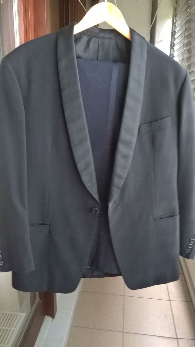 Completi: Anzug CH Fabrikat-Smocking Schwarz – Usato da Arisdorf venduto da comestibles