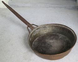 Vintage: alte Kupferpfanne mit Griff aus Schmiedeeisen