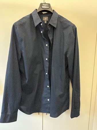 H&M Slim Fit Hemd in XL, cooles Punkte-Muster