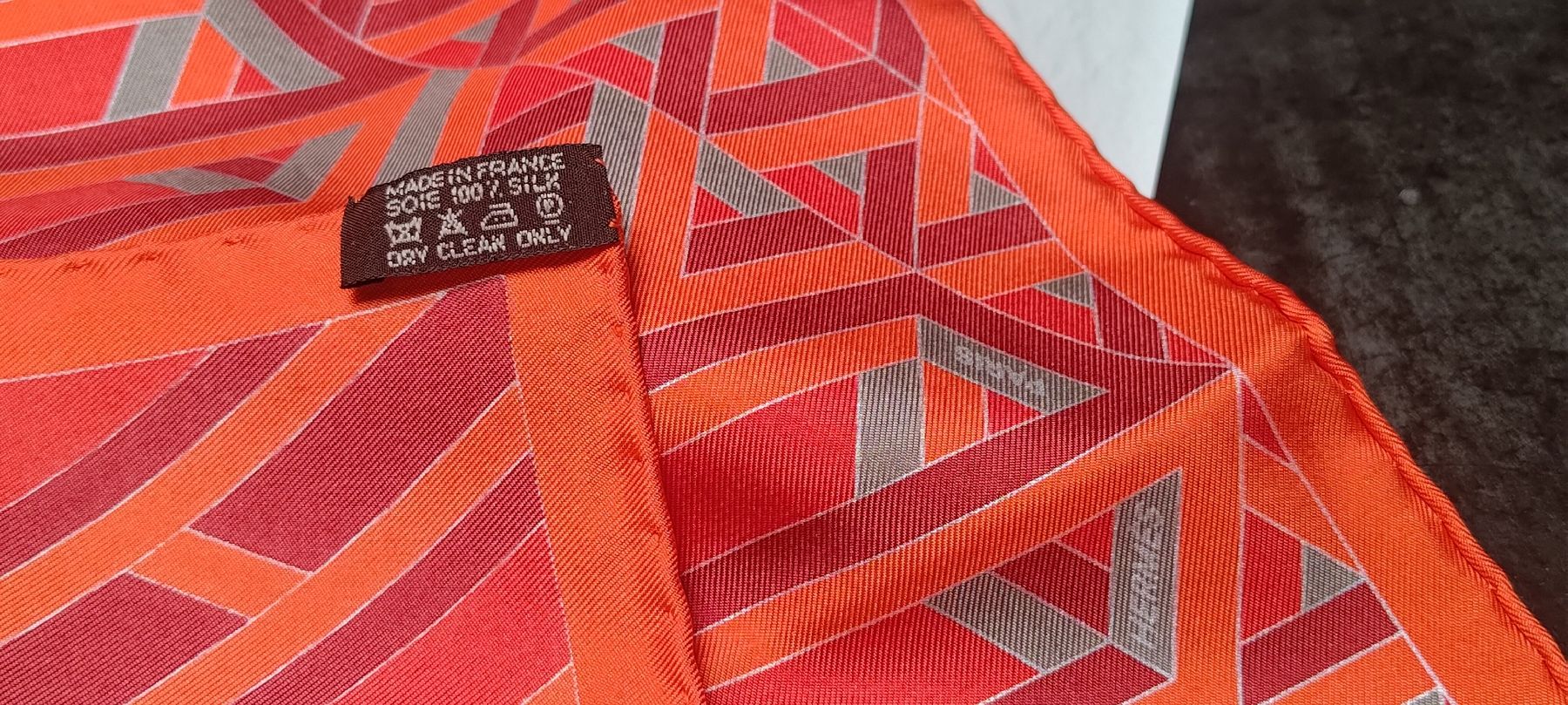 Hermès Foulard & Sciarpe: Hermès Orange Silk Gavroche Cube 45 – Nuovo e nell'imballaggio originale da Zürich venduto da ylenia.pratico 3