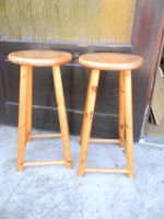 2 tabourets hauts en bois