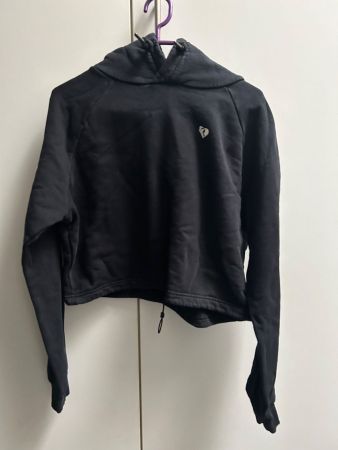Schwarzer Kapuzenpulli mit Kordelzug