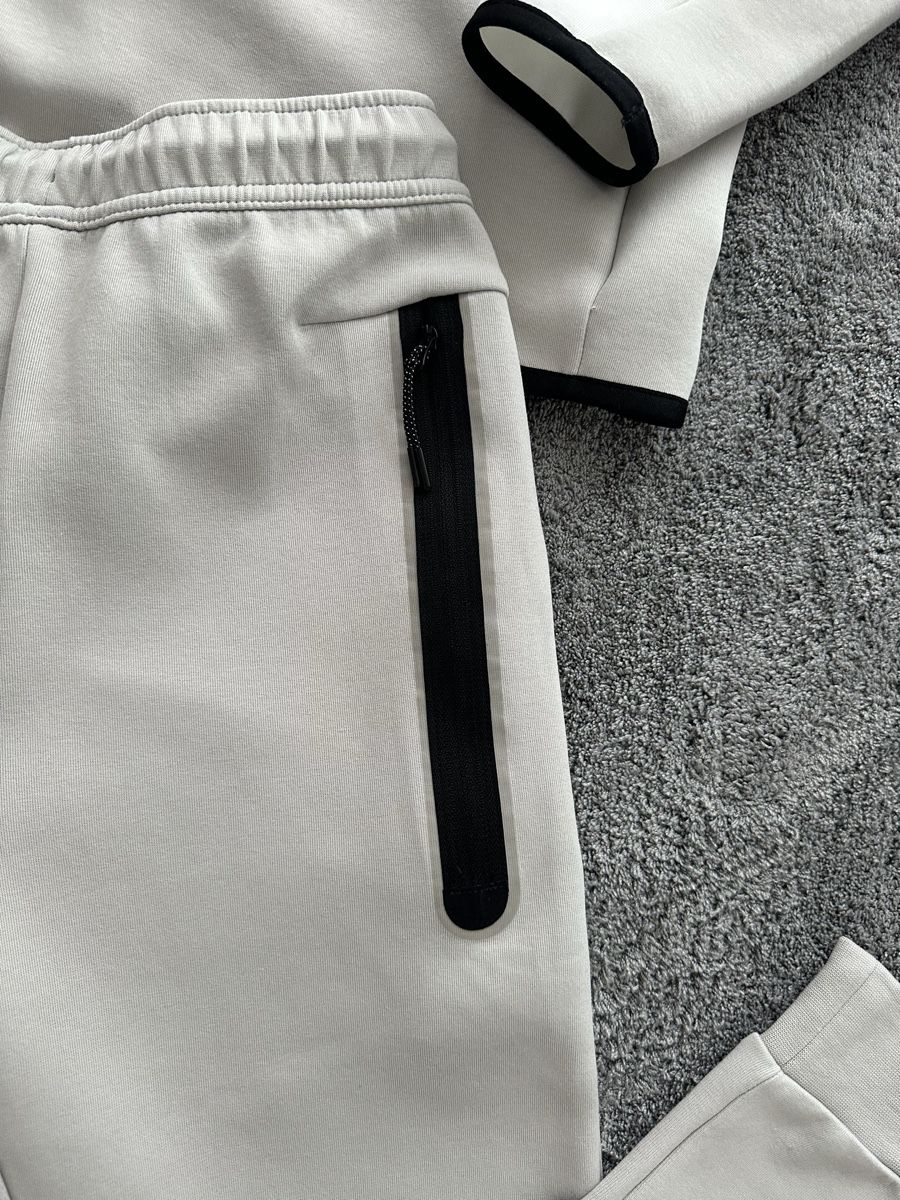Nike Lotti & Set di vestiti: Nike Windrunner-Jacke & Trainerhose – Nuovo e nell'imballaggio originale da Winterthur venduto da su_4assd 4