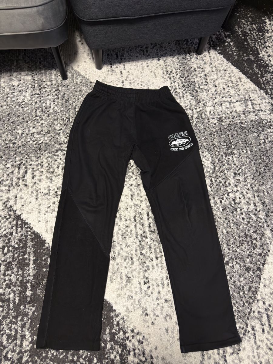 Corteiz Pantaloni: Corteiz Black Jogger Bottom V2 – Usato da Yverdon-Les-Bains venduto da fir_7srk