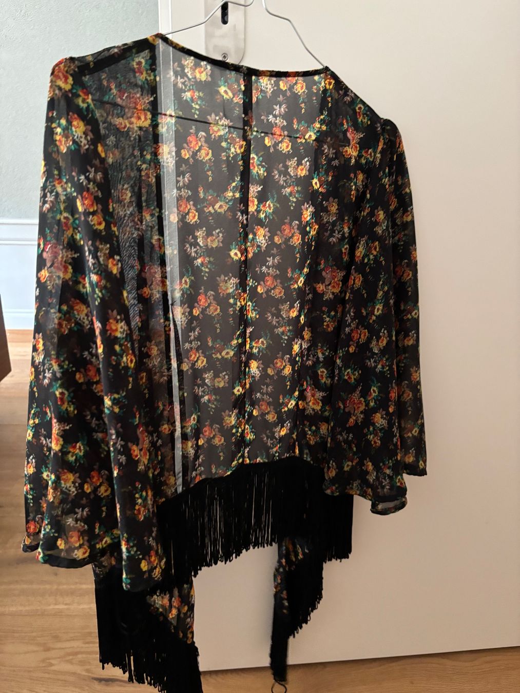 Arte internazionale: Kimono fleuri noir à franges, taille M. – Usato da Neuchâtel venduto da Zoilab 1
