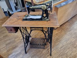 Singer Nähmaschine mit Tretmechanismus und Holzkasten
