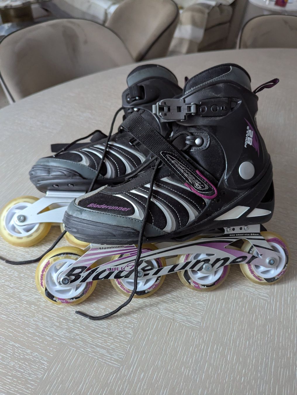 Patins à roul. & inline: Schwarze und silberne Rollschuhe, Größe 42 – D'occasion à Zürich par den_j7bn