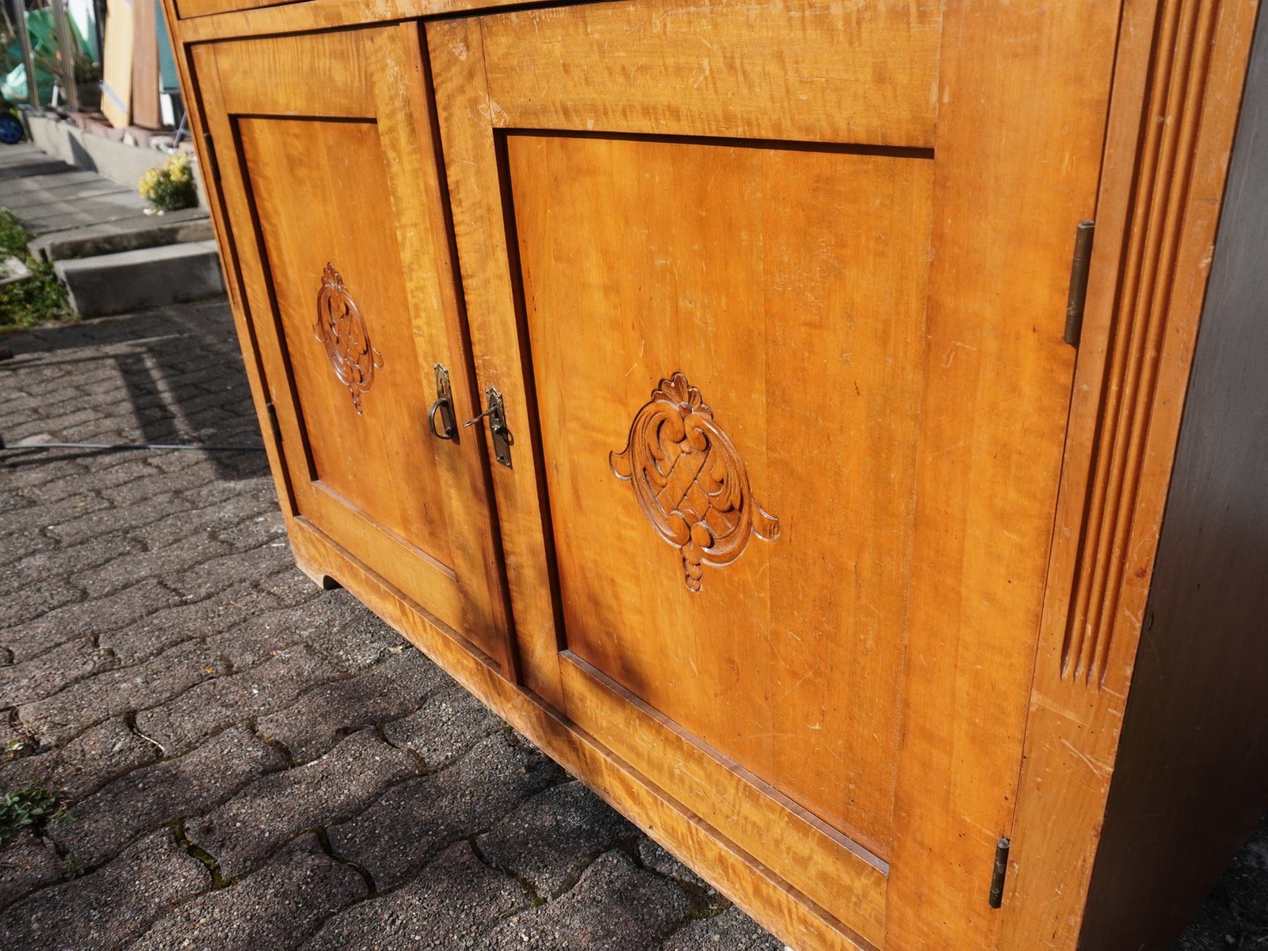 Buffets: Antikes Holzbüffet mit Schnitzereien – D'occasion à Ebnat-Kappel par sunshine0013 2