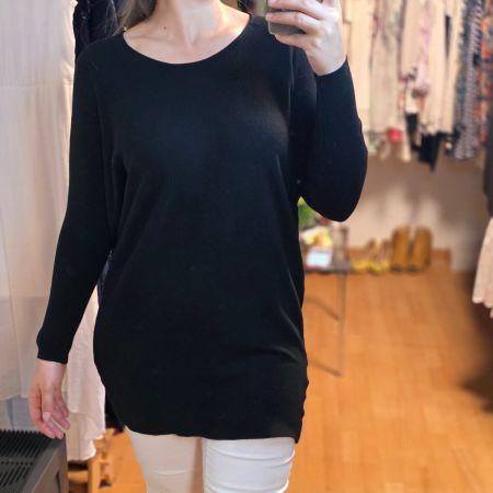 Schwarzer Pullover 38/40 länger mit Detail