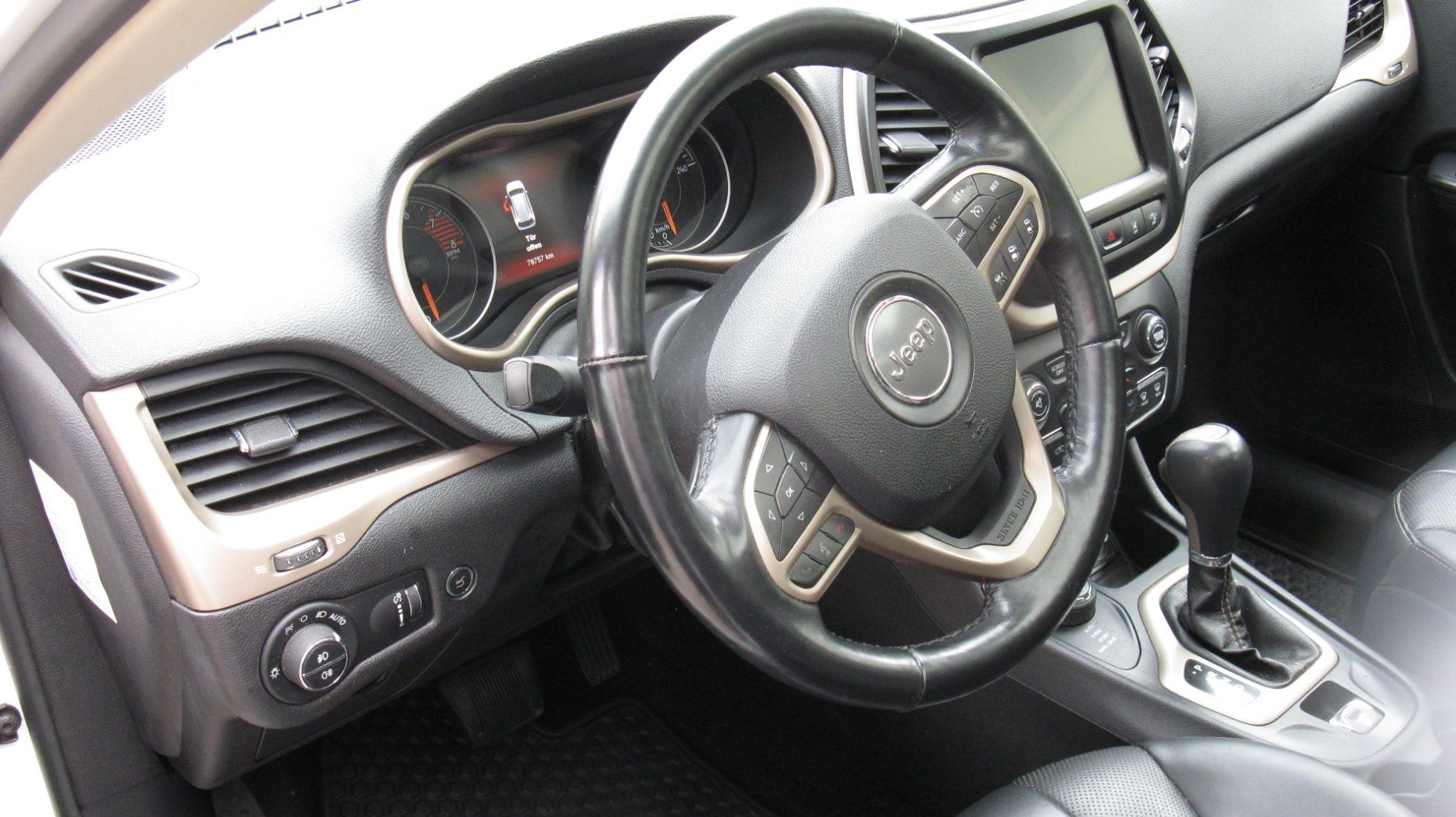 Jeep Automobili: JEEP Cherokee 3.2 Benzin Night Engle – Usato da Wangen b. Olten venduto da Broesmeli1 4