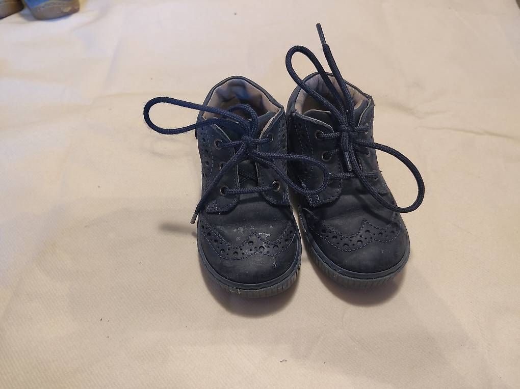Schuhe für Jungen: Chaussures enfant tailles 22 – Gebraucht aus Veyrier von cec_2xq6 2