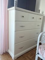 Elegante weiße Kommode aus Holz 