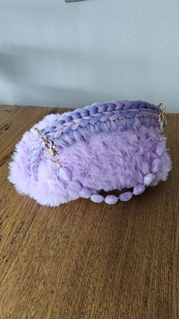 Handtasche gehäkelt Kunstfell Lavendel Lila geräumig trendy