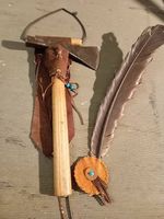 Axt Tomahawk mit Feder,Ledertasche,Indianer ,Top